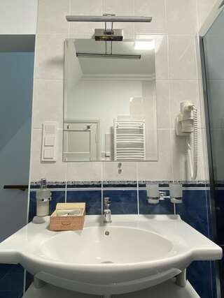 Гостевой дом “Luxury House“in Old Town Каменец-Подольский Двухместный номер Делюкс с 1 кроватью и душем-1