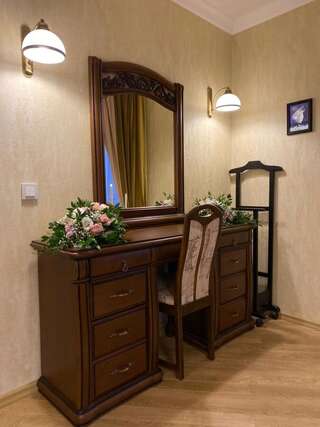 Гостевой дом “Luxury House“in Old Town Каменец-Подольский Люкс, вид на сад-1