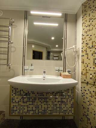 Гостевой дом “Luxury House“in Old Town Каменец-Подольский Люкс, вид на сад-2