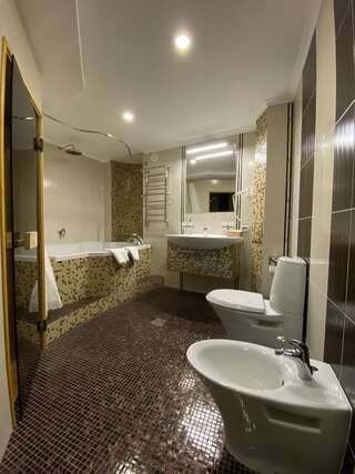 Гостевой дом “Luxury House“in Old Town Каменец-Подольский Люкс, вид на сад-6