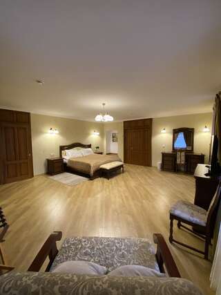 Гостевой дом “Luxury House“in Old Town Каменец-Подольский Люкс, вид на сад-9