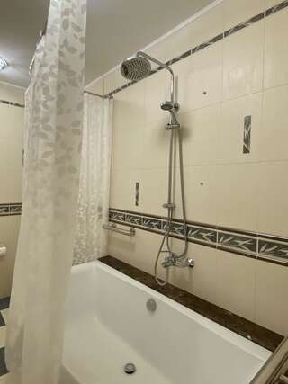 Гостевой дом “Luxury House“in Old Town Каменец-Подольский Семейный номер Делюкс-1