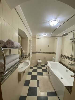 Гостевой дом “Luxury House“in Old Town Каменец-Подольский Семейный номер Делюкс-2