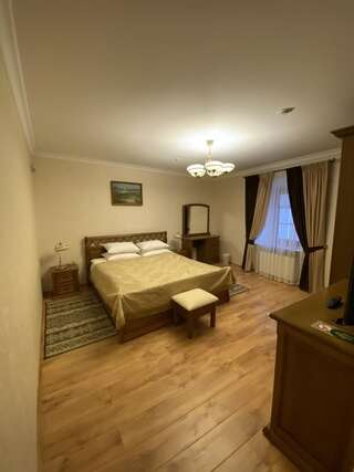 Гостевой дом “Luxury House“in Old Town Каменец-Подольский Семейный номер Делюкс-6